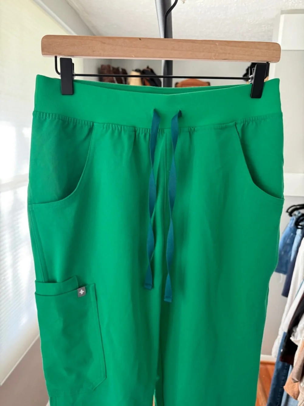 Figs Kade Cargo Scrub Pants in Evergreen - Picture 3 of 8